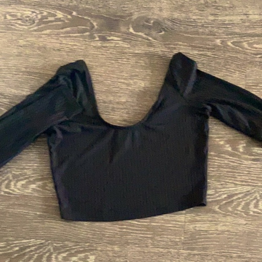 Long sleeve black crop top